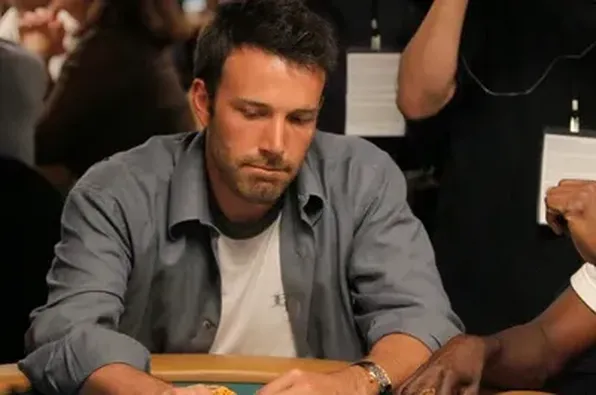 Бен Аффлек грає в покер